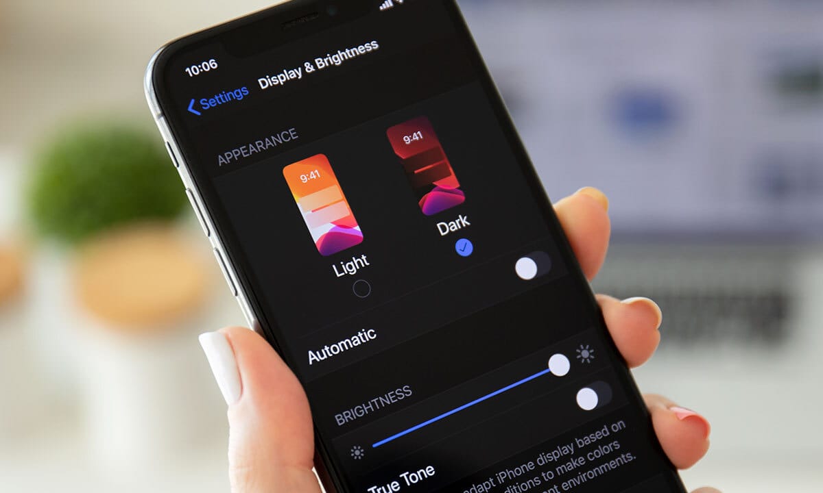 حالت تاریک نه تنها برای چشم ها راحت است، بلکه با باتری دستگاه ها، به ویژه با صفحه نمایش های OLED نیز مهربان تر است. برخلاف صفحه نمایش های LCD سنتی که برای روشنایی از نور پس زمینه استفاده می کنند، صفحه نمایش های OLED پیکسل ها را به صورت جداگانه روشن می کنند. در حالت تاریک، جایی که پیکسل ها کم نور یا خاموش هستند، انرژی کمتری مصرف می شود که به بهبود راندمان باتری و افزایش طول عمر دستگاه کمک می کند.